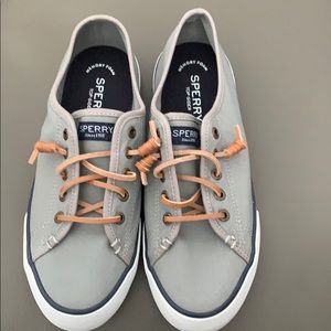 💙SPERRY woman’s NEVER WORN-grey size 7💙
